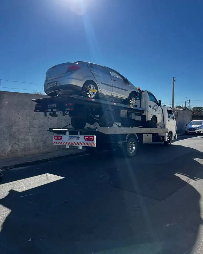 Carro de passeio sobre a plataforma do guincho em Atibaia