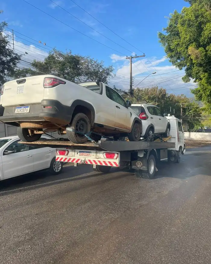 Caminhonete removida pelo guincho na região de Bragança Paulista