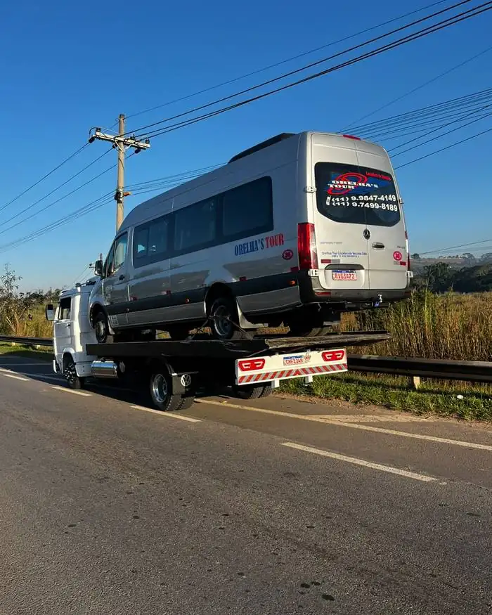 Van de passageiros transportada no guincho plataforma