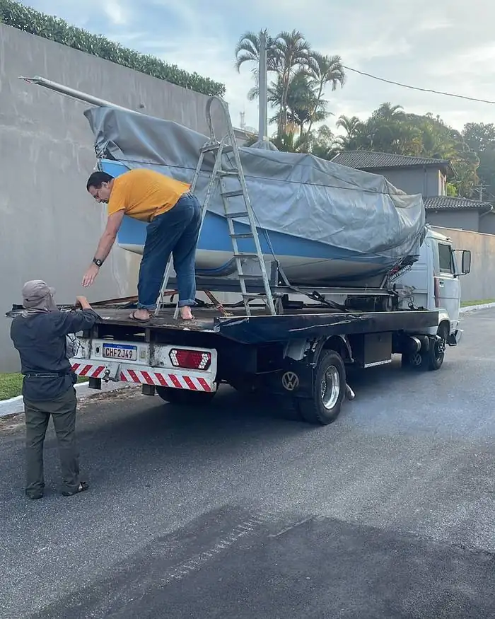 Embarcação sendo transportada sobre carreta pela Diogo Cars