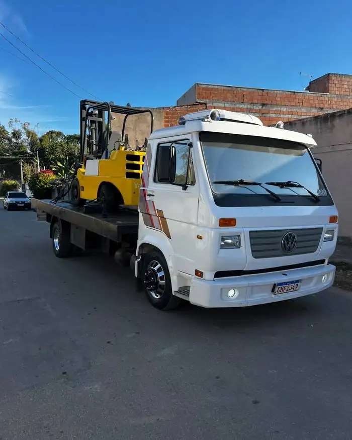 Máquina pesada carregada no guincho plataforma