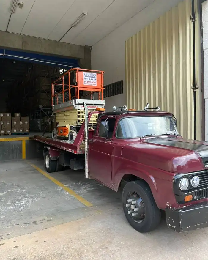 Retirada de equipamento dentro de galpão industrial