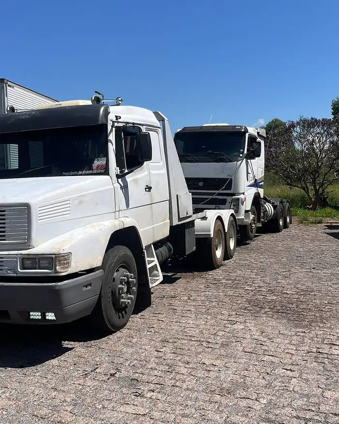 Cavalo mecânico rebocado por guincho pesado na região de Atibaia